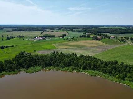Działka inwestycyjna z linią brzegową