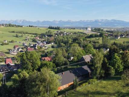 Góralski drewniany dom z widokiem na Tatry
