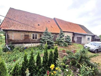 Siedlisko z domem i budynkami   1,5 ha ziemi.