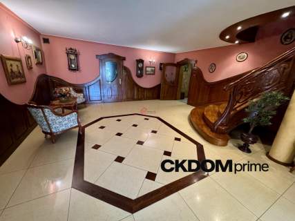 Przestronny dom 360 m z ogrodem   Piękny ogród
