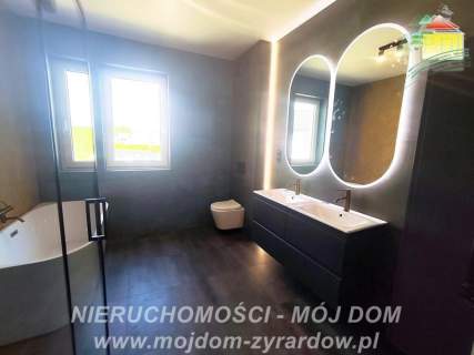 Nowoczesny, przestronny dom w spokojnej lokalizacji.