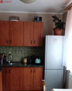 funkcjonalna kawalerka z jasną kuchnią