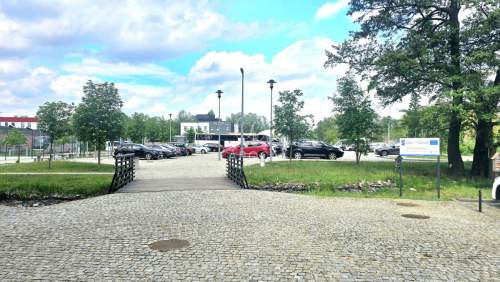 Piętro budynku z 4 lokalami windą parkingiem centr