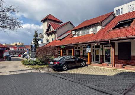 Lokal z witryną w ciągu handlowym z parkingiem