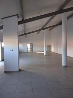 Parter 300m2 z dużym parkingiem