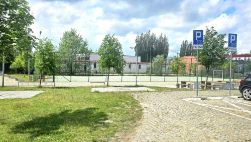 Piętro budynku z 4 lokalami windą parkingiem centr