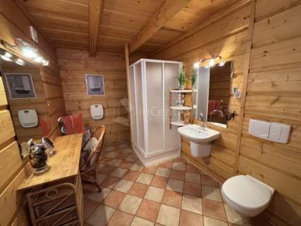 Góralski drewniany dom z widokiem na Tatry