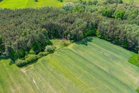 Budowlana 2300 m ze stawem i zielenią
