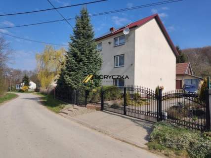 Dom z dużą, słoneczną działką budynek gospodarczy.