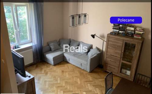 Ciche, wysokie w starej kamienicy.