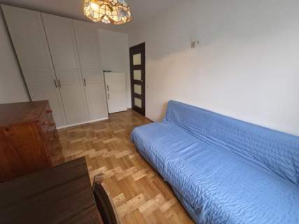 Parter w niskim bloku a wokół zieleń. Szlaban.