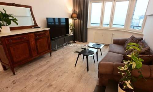 Apartament w sercu miasta z pełną infrastrukturą.