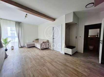 Nowy budynek blisko las Duży balkon