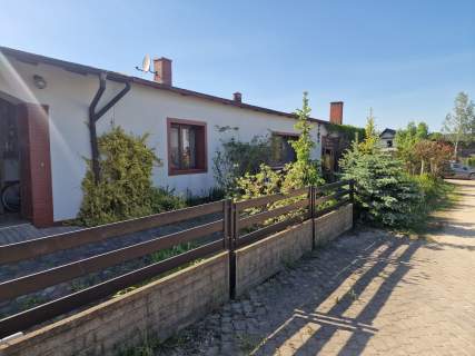 Dom parterowy 242m2, ogród, dwa garaże, wiata