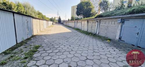 Funkcjonalny garaż z regałami i oświetleniem.