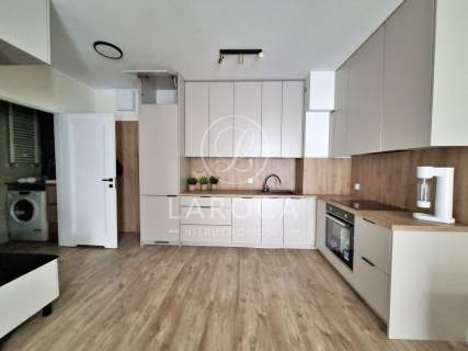 Nowy budynek blisko las Duży balkon