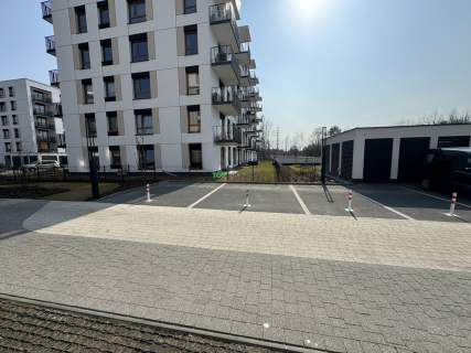 Lokal w stanie deweloperskim na dużym osiedlu