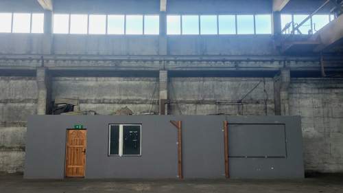 Betonowa hala z suwnicą do wynajęcia na Targówku 