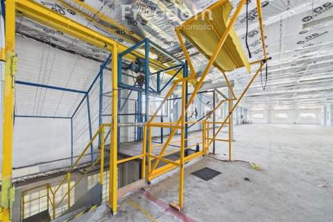Hala produkcyjno-magazynowa przy centrum handlowym
