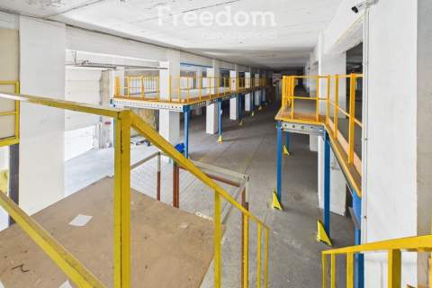 Hala produkcyjno-magazynowa przy centrum handlowym