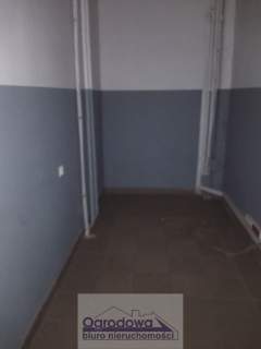 Duży lokal z witrynami. Główna arteria.