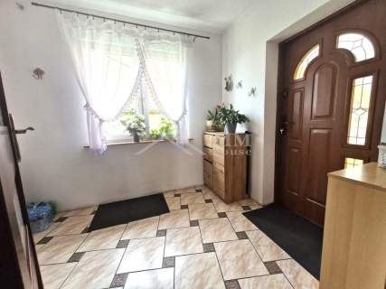 Siedlisko z domem i budynkami   1,5 ha ziemi.