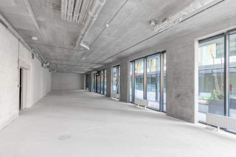 Narożny lokal o pow. 80 m2 z witrynami 25 euro/m2