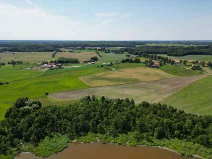 Działka inwestycyjna z linią brzegową