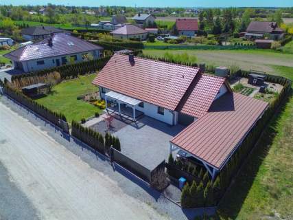 Nowoczesny dom parterowy z garażem i dużą działką