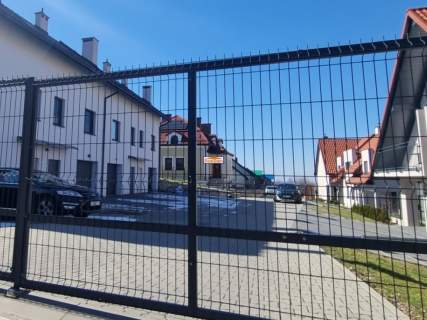 Segment narożny z ogrodem i garażem Ochojno