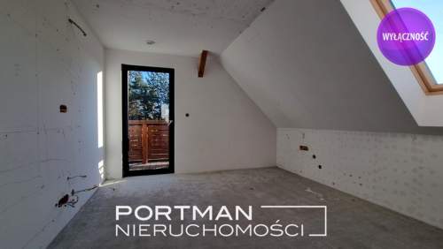 Atrakcyjny dom na dużej i kształtnej działce.