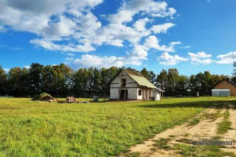 Działki budowlane na skraju wsi, w pobliżu jezior.