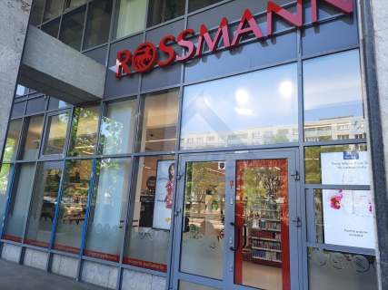 LOKAL Z ROSSMANNEM