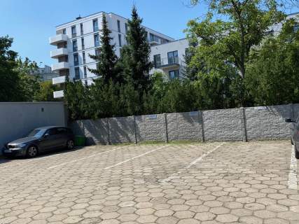 Kameralny biurowiec z własnym parkingiem Grunwald