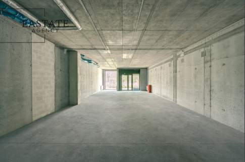 Przestronny Lokal z Witryną przy Parku Reagana