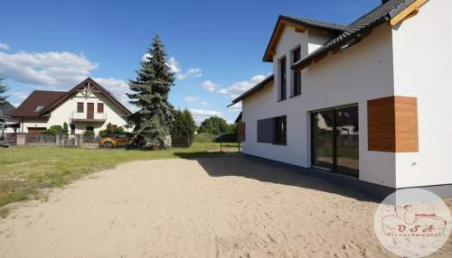 5 pok. taras z boku budynku Pecna 750 m PKP