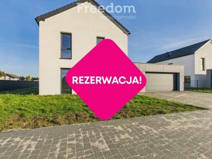 Nowoczesny dom z garażem i ogrodem.