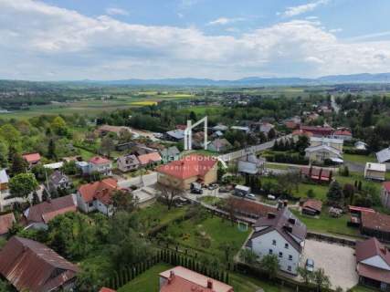 BUDYNEK HANDLOWO - USŁUGOWY W CENTRUM DĘBOWCA, POW. JASIELSKI