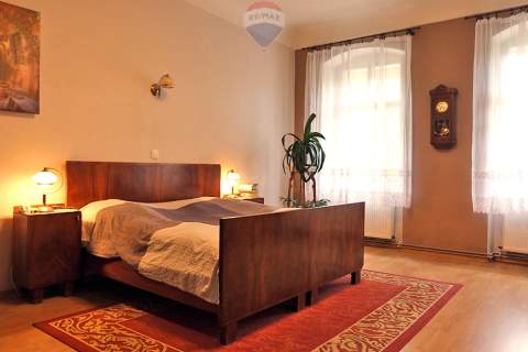 Kamienica inwestycyjna parking 8 aut - centrum
