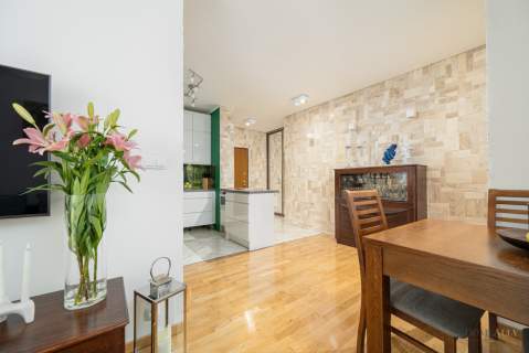 2 pok. na Skoroszach -duży balkon -południe -garaż