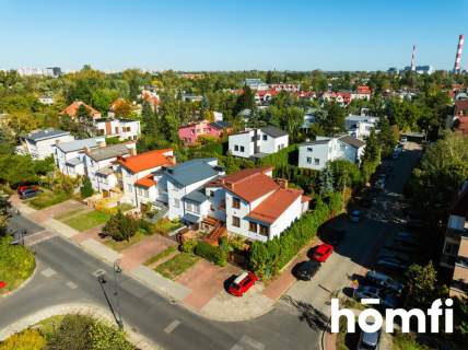 Piękny segment z ogrodem otoczony zielenią Sadyba