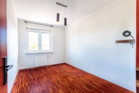 Zielonka 3-pokoje, ostatnie piętro, loggia 15 m 