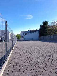 Lokal handlowo-biurowo-usługowy z dużym parkingiem.