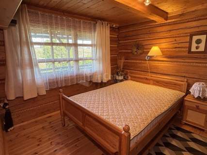 Góralski drewniany dom z widokiem na Tatry