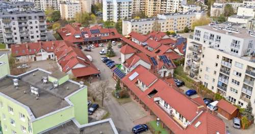 Lokal z witryną w ciągu handlowym z parkingiem