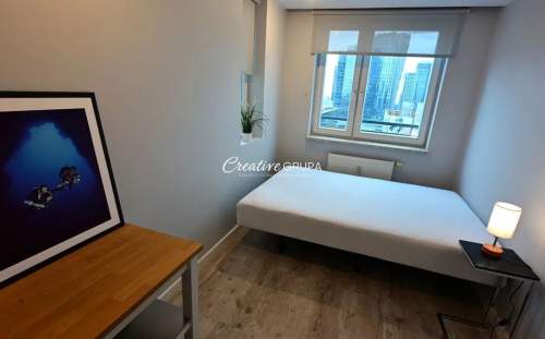 Apartament w sercu miasta z pełną infrastrukturą.