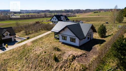 Parterowy dom na wzgórzu z widokiem na jezioro