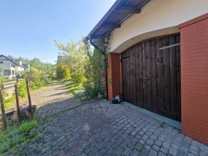 Dom parterowy 242m2, ogród, dwa garaże, wiata