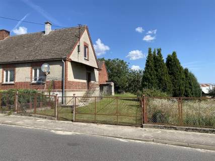 Dom w zabudowie bliźniaczej, duża działka 1,2802ha