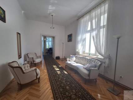 Lokal w centrum na mieszkanie lub kancelarię
